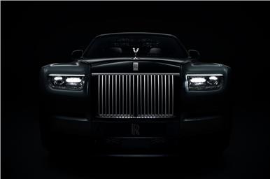 2022 Rolls-Royce Phantom front view 